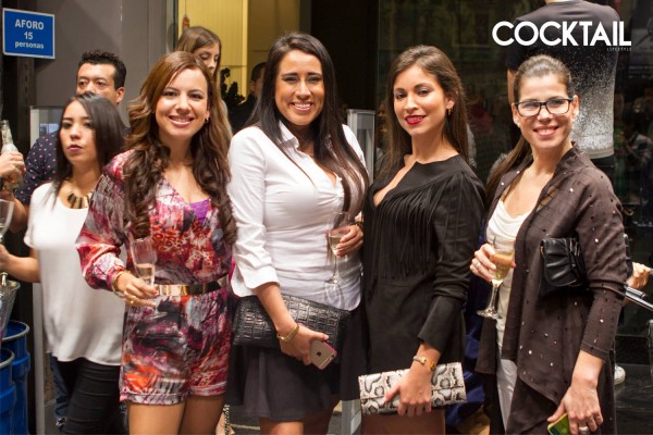 Foto: Revista Cocktail: Entre amigas con Mariana Altamirano, Fiorella Sifuentes, Yo (Mónica Bustos) y Pao Dextre
